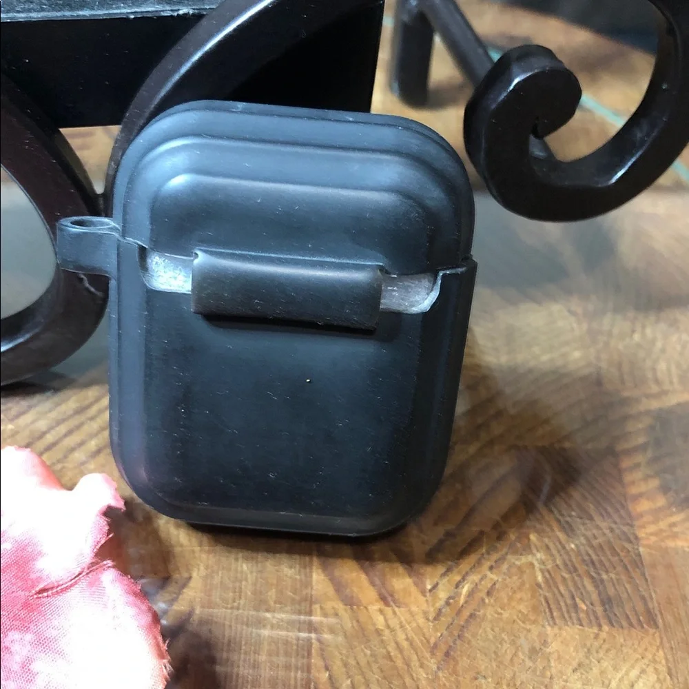 i Luv New York Black AirPods Case